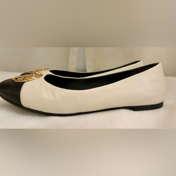 Tory Burch Chelsea Cap-Toe Ballet Flats Ivory Black Gold Logo Leather 8 Like New - Picture 7 of 12